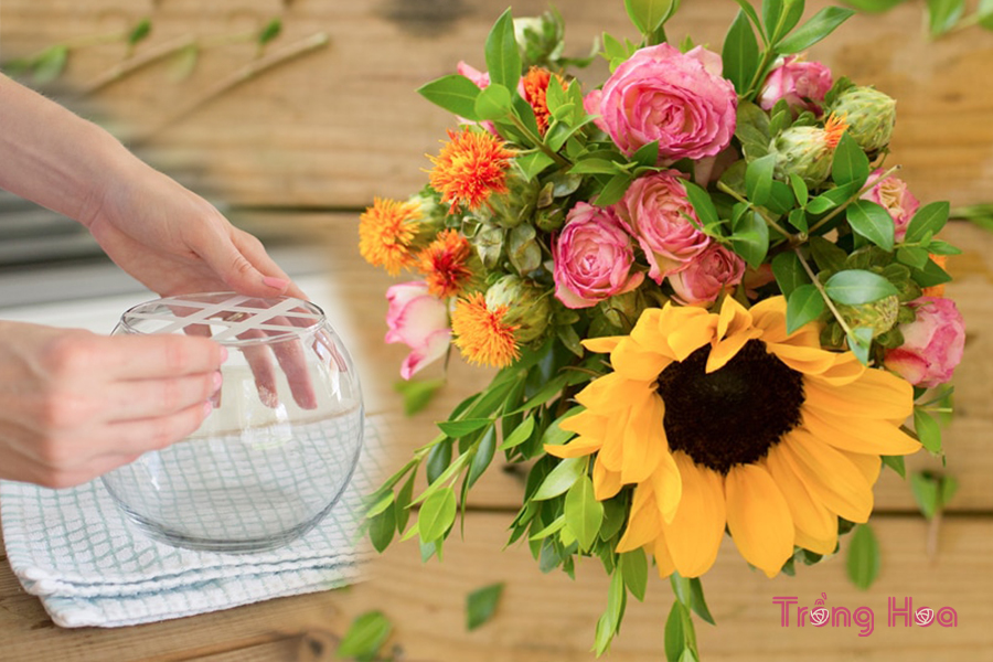 Cắm hoa trong lọ thủy tinh tròn có băng dính đẹp ấn tượng