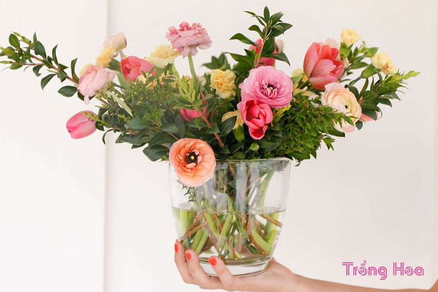 Cách tạo kiểu cắm hoa để bàn mùa xuân