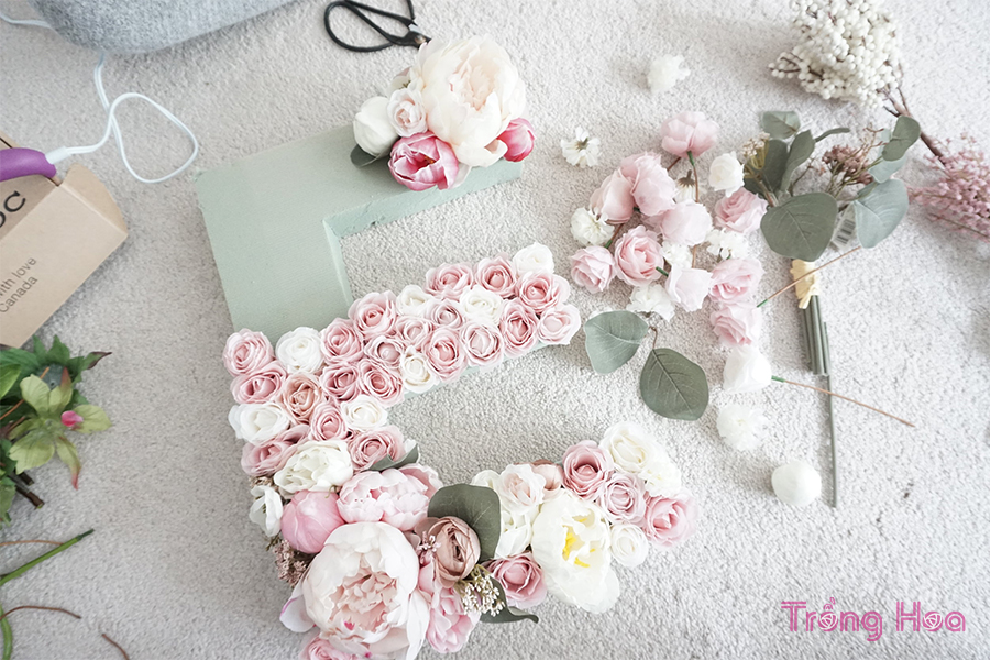 Cách tự làm chữ E bằng hoa trang trí tường tuyệt đẹp